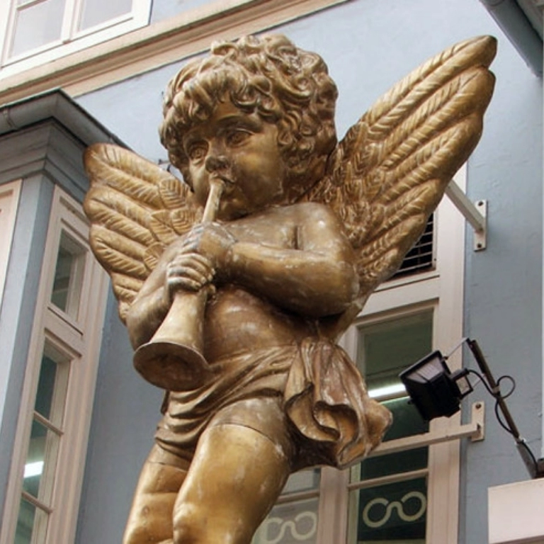 złoty aniołek grający na instrumencie