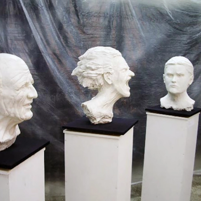 białe rzeźby głów