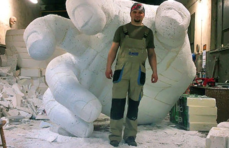 duża rzeźba białej dłoni
